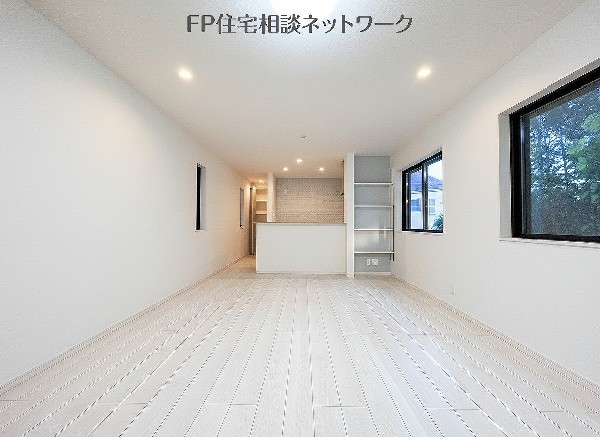 オープンでのびやかな空間を生み出す、こだわりの広がりとゆとり。家族と過ごす時間を大切にしたい方にぴったりの明るくゆとりある住空間です。日差しがリビングの隅々までしっかりと届きます！