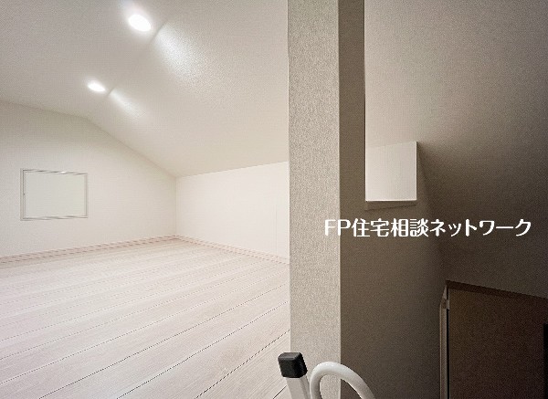 勾配天井を生かしたロフト収納スペースを完備。季節用品や捨てられないご家族の思い出もしっかりとおしまい頂けます。多趣味で荷物の多いご家族にも嬉しい収納です。