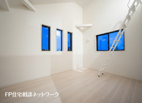 想い出の品や、趣味の収集物、ツリーなど、大きな物でも出し入れしやすい、固定階段で昇降可能なロフト付です。お部屋のように、家族の趣味やライブラリースペースとして、など多種多様に活用できます。