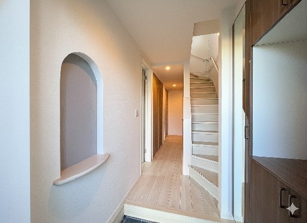 下駄箱は可動棚タイプになっていますので、脚の長いブーツや長靴もたっぷり収納いただけます。いつも気持ちよくご家族をむかえられるよう、玄関下駄箱収納をフル活用してください。