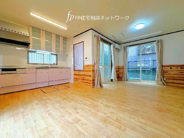 リフォームされたばかりの戸建は充実した設備が整い、新生活を送るのが楽しみ。食器棚付きで収納が豊富なシステムキッチン。