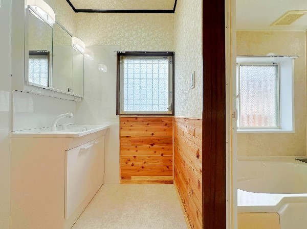 洗面室もリフォーム済。洗面化粧台は大きなボウルでお手入れしやすく、いつも清潔に保てます。たっぷりの収納も嬉しいですね。