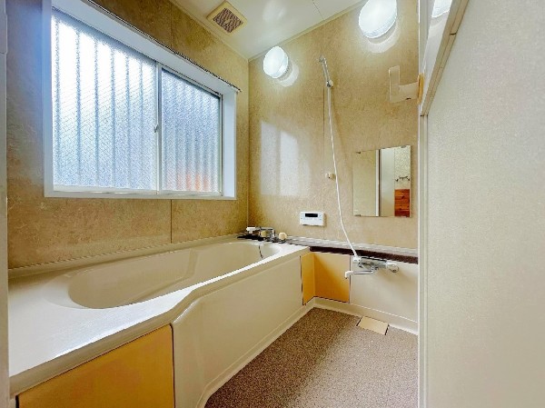 浴室には大きめの窓があり、換気良好。湿気がたまりやすく、換気扇だけではどうしてもカビが出てしまいやすい場所ですので助かりますね。