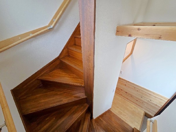 足元を明るく照らす窓のある階段は、手摺り付き。お子様やご年配の方はもちろん、お荷物を持っての移動にも助かります。