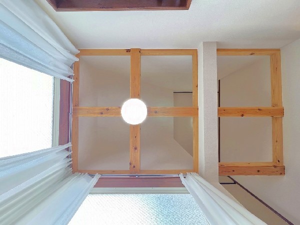 開放感と採光にこだわった玄関の吹抜け部分。開放感に溢れ、空間の広さを感じて頂けます。天井が高いっていいなと素直に感じます。