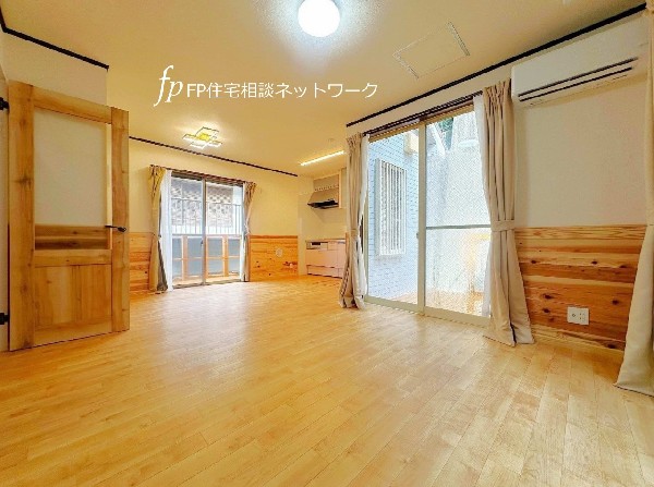 リフォーム済の2階建。本物の無垢材を多用していますので、触ると柔らかく、木のぬくもりを感じるお住まいです。