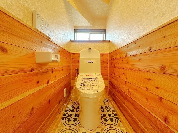 個室内も木のぬくもりを感じる空間は、お手入れのしやすい一体型トイレ。家計も家事の負担も軽減してくれます。