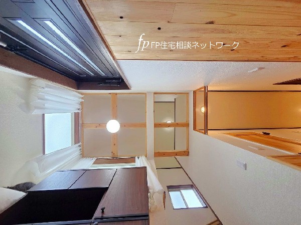 吹き抜け仕様で天井が高く、開放感と木のぬくもりを感じる内装は、山小屋をイメージしてリフォームされました。帰ってくるのが楽しくなるお住まいです。