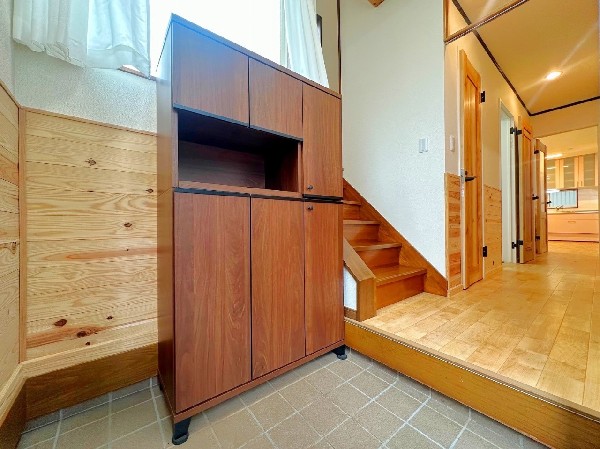 ディスプレイスペースのある玄関収納BOXも個性的な佇まい。お子様も楽しくお片付けしてくれそうです。