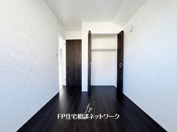 全居室には大型の収納クローゼットを完備。普段使いのお洋服や小物はもちろん、季節物のお洋服などもしっかりと整理整頓出来る。居室空間を隅々まで使えるのが嬉しい。