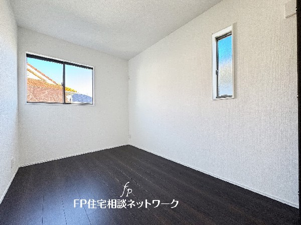 光を取り込みやすい2面採光の居室は日当良好。クローゼットの完備で収納スペースも十分