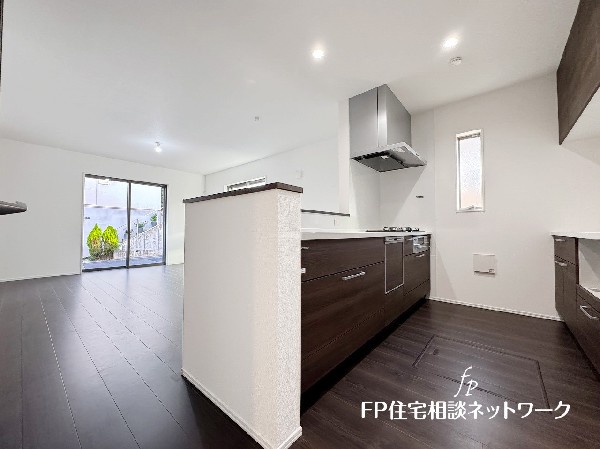 リビングで遊ぶお子様を見守りながらお料理が出来る対面式カウンターキッチンは、料理をしながらご家族との会話を楽しめます。毎日のお料理も楽しくなりますね。