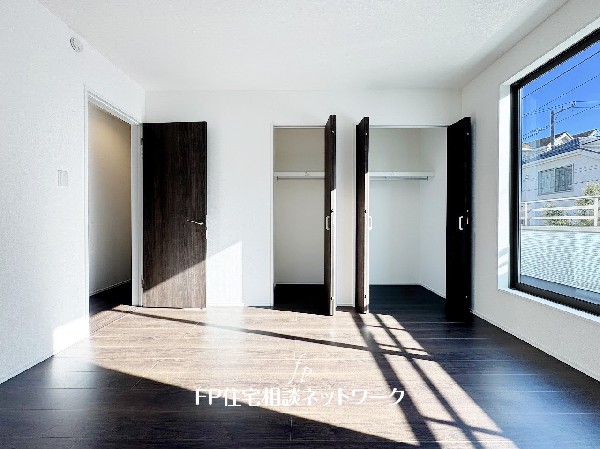 収納力が豊富な大型クローゼット。普段着やスーツはもちろんのこと、コート類などもしっかり掛けられます。奥行きもあり、部屋がスッキリしますね。