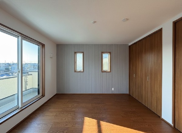 光が沢山取り込める大きな窓。2面採光なので、日差しを長時間受ける事が出来る暖かいお部屋です。