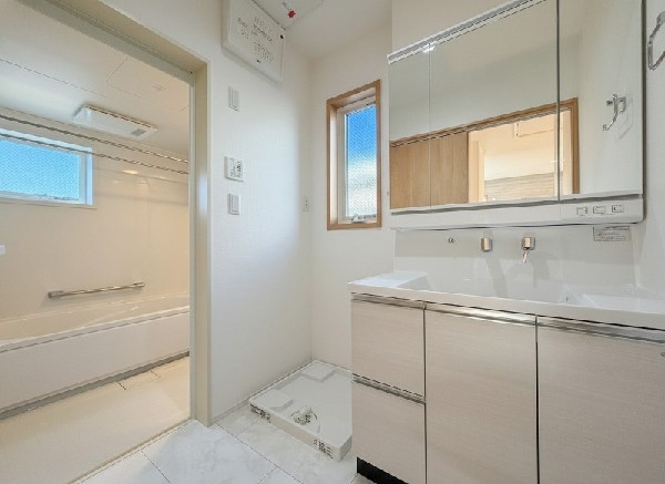 ゆとりの洗面スペースで朝の身支度も快適スムーズに。鏡の裏にはたっぷりと収納スペースを標準装備！