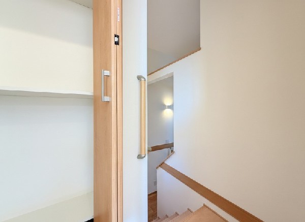 共有スペースに設置されたマルチは収納スペース。 