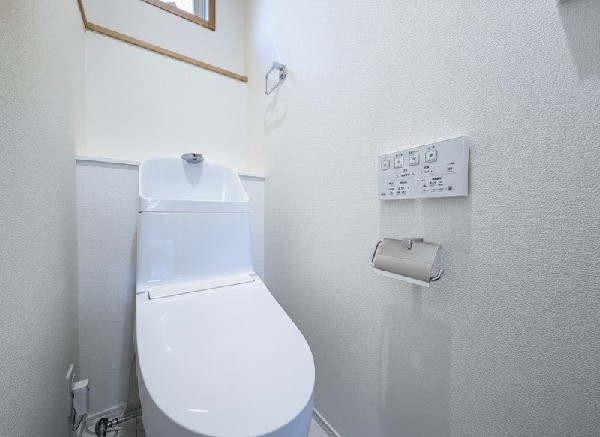 洗浄機能付き便座を標準装備。冬の寒い時期には暖房機能も活躍。快適にご利用いただけます。