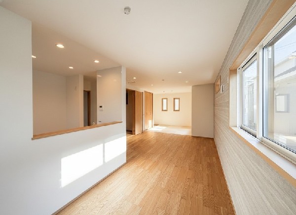 オープンでのびやかな空間を生み出す、こだわりの広がりとゆとり。家族と過ごす時間を大切にしたい方にぴったりの明るくゆとりある住空間です。