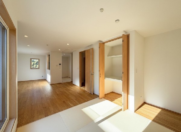 LDに隣接したタタミコーナーがあります。お子様が小さいうちはお子様スペースとしてちょうどよい場所です。