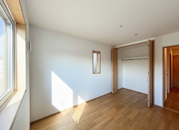 収納力が豊富な大型クローゼット。普段着やスーツはもちろんのこと、コート類などもしっかり掛けられます。