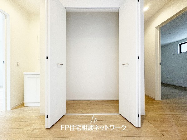 マルチにご使用いただける収納スペースを設けました。お掃除用具、書類関係などもスッキリ片付くのでごちゃごちゃせず、建物内が広々使えます。