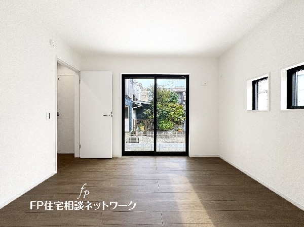 深いやすらぎへと誘う主寝室。約7帖のゆとりの広さと、落ち着いた内装仕様でプライベートな時間を心豊かにお過ごしいただけるように配慮。