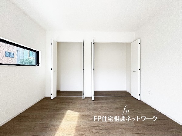 全居室には大型の収納クローゼットを完備。普段使いのお洋服や小物はもちろん、季節物のお洋服などもしっかりと整理整頓出来る。居室空間を隅々まで使えるのが嬉しい。