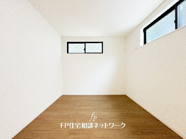 光を取り込みやすい2面採光の居室は日当良好。クローゼットの完備で収納スペースも十分。お子様にとっての「自分の部屋」。学習デスクやベッドの配置もラクラクです。