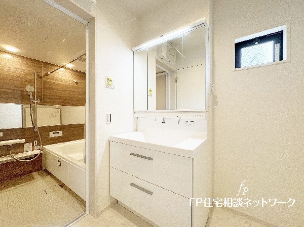 鏡の裏に収納棚を確保した三面鏡を採用。化粧品や歯ブラシなどを機能的に収納。また、三面鏡の本当の利点は三枚の鏡を合わせることで、頭の側面や背面が見れること。