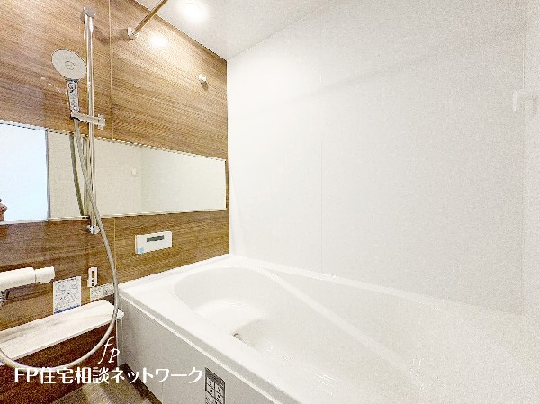 ゆったり入れる一坪バス。足を伸ばして入れるサイズは一日の疲れを癒すのに嬉しい広さ。お子様と一緒の入浴でも充分な広さです。