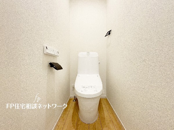 ウォシュレット、暖房便座機能付のトイレです。従来型に比べ節水効果があり、お手入れもしやすいので、家計も家事の負担も軽減してくれます。