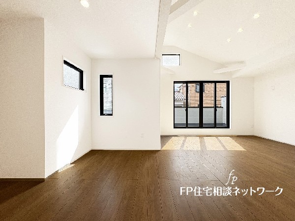 家族だんらんのスペースとなるリビング。家具の配置がしやすい広さを確保しつつ、窓が多い設計は色々な角度から光が取り込めるこだわりの間取りです。