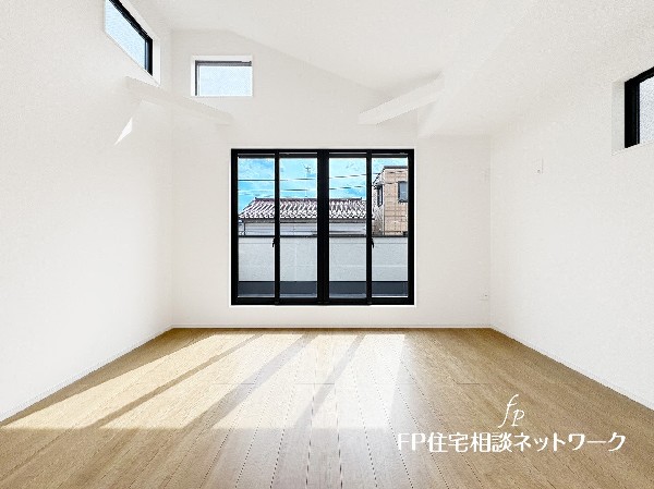 南に大きく面した掃出し窓から光が降りそそぐ開放的なリビング。大きな窓からは、太陽の光はもちろん、爽やかな風が吹き抜けます。快適で心地の良い空間を演出してくれます。