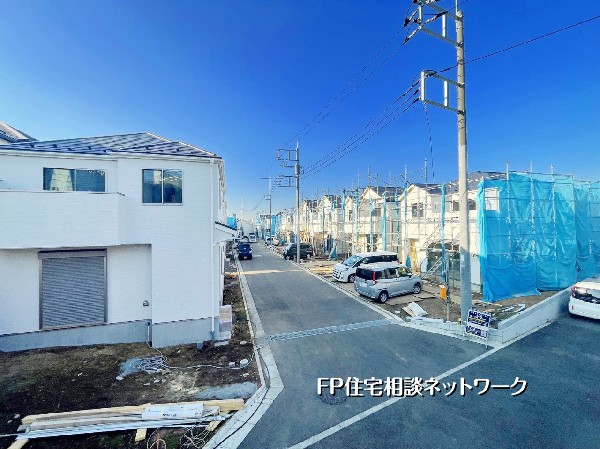 外観:整備された新しい街並みが一望でき、建物の完成が近いことが感じられます。前面道路は広々として駐車もラクラク。静かで住み心地の良い環境が整いつつあります。