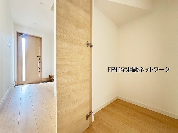 【階段下：収納】  階段下のスペースを有効活用した収納は、日用品や掃除用具の保管に便利。デッドスペースを無駄なく使えるため、住まい全体がすっきり整います。