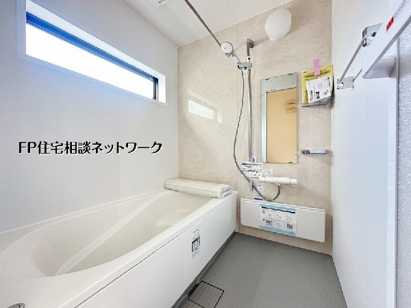 【浴室】  窓付きの浴室は自然光が入り、明るく清潔感のある空間。ゆったりとした浴槽で一日の疲れを癒せます。換気もしやすく、快適でお手入れのしやすい、家族想いのバスルームです。