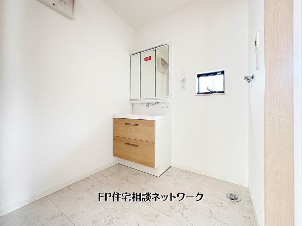 ゆとりある広さを確保した洗面脱衣室。収納付き洗面化粧台と小窓を備え、換気も良好。朝の身支度や洗濯も快適にこなせる空間です。