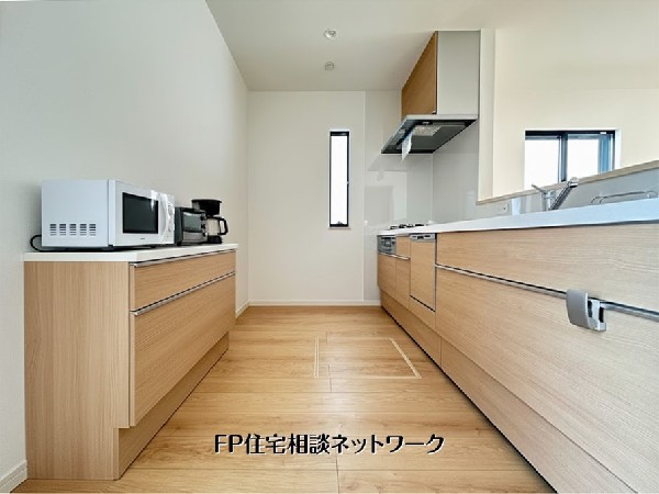 【キッチン】  本画像はAIがCGでカップボード作成しており、実際の現地にカップボードは設置されておりません。また、販売価格にカップボード等は含まれておりません。