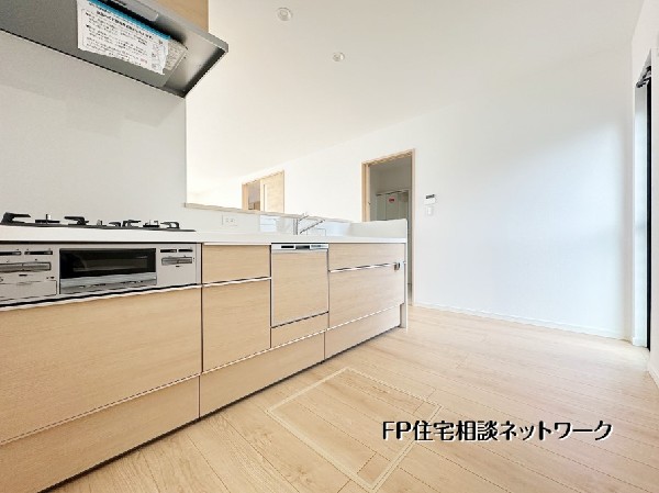 【キッチン】  対面式キッチンはリビング全体を見渡せる安心設計。作業スペースと収納をしっかり確保し、毎日の家事がスムーズに。家族との会話も弾む、使い勝手に配慮した明るいキッチンです。