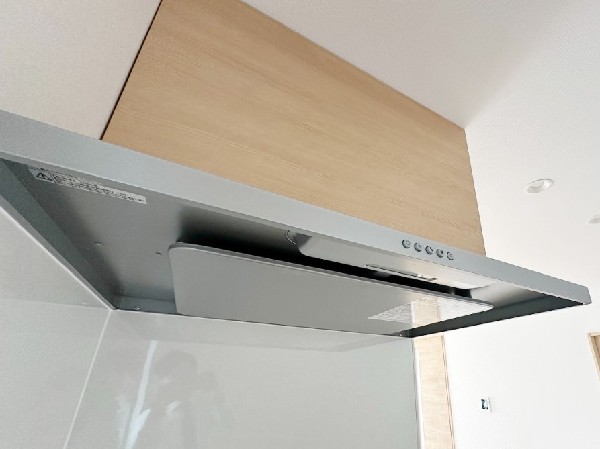 同仕様設備：【レンジフード】キッチンに自然な温かみをプラスし、インテリアとしても映える一台です。スリムなフォルムで圧迫感もなく、理想のおしゃれなキッチン空間を叶えます。