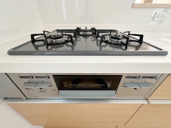 同仕様設備：【3口ガスコンロ】慣れている方も多く、火力が目に見えるため、使いやすいという方も多い、3口のガスコンロ仕様です。