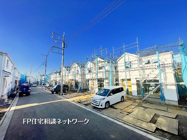 外観:青空に映える白い街並みが広がり、完成へ向けて工事が順調です。広い道路で駐車もスムーズ。全体として明るく開放的な雰囲気の閑静な住宅街が形成されています。