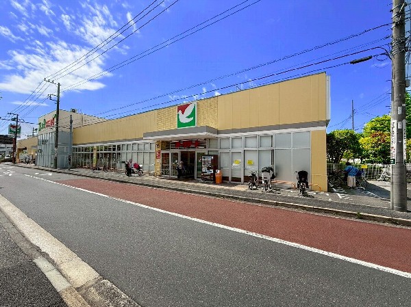 周辺環境:ヨークマート港北店(幹線道路沿いにあり、自転車や車で立ち寄りやすい駐車場完備のスーパーです。休日の買い出しや、お出かけ前やお帰りの立ち寄りにも便利です。)