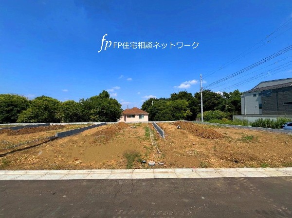 外観:横浜市営グリーンライン「北山田」駅より徒歩12分。全棟125平米以上の敷地面積に2台駐車可能。全13棟の大型分譲住宅が誕生します。