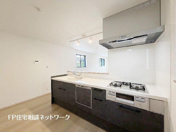 新しいキッチンは食事の支度も楽しく出来る。お手伝いをしてくれるお子様と並びながら準備や片付けが出来るキッチンは、ご家族のコミュニケーションを育む場として活躍します。