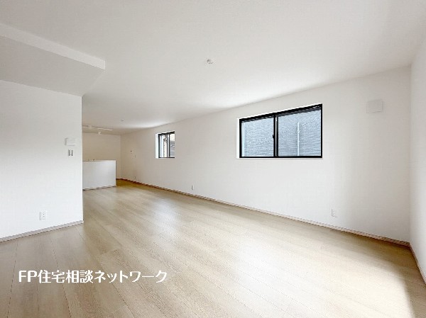 想像以上の質感が訪れる者の心を離さない。フローリング素材、窓の配置、壁面タイル、カラーバランス、どれをとってもワンランク上の仕上がり。