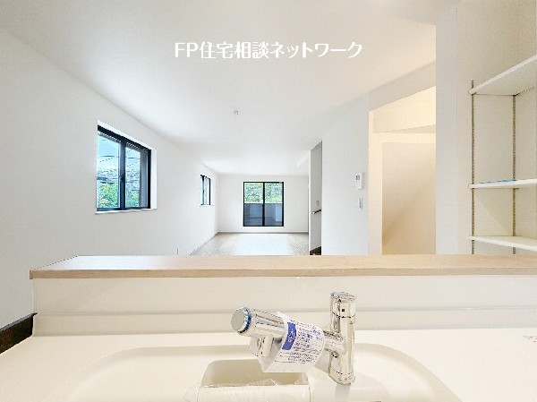 リビングで遊ぶお子様を見守りながらお料理が出来る対面式カウンターキッチンは、料理をしながらご家族との会話を楽しめます。毎日のお料理も楽しくなりますね。