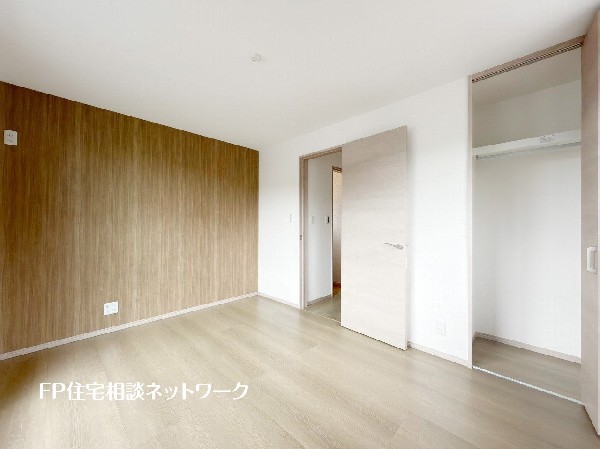 全居室には大型の収納クローゼットを完備。普段使いのお洋服や小物はもちろん、季節物のお洋服などもしっかりと整理整頓出来る。居室空間を隅々まで使えるのが嬉しい。