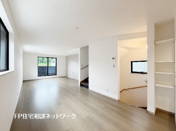 大切な家族が集まるからこそLDKにはこだわりたい。日当たりのよい広いＬＤＫを、子供たちが元気に走り回っている姿を見た時「広い家にして良かった」と思う。