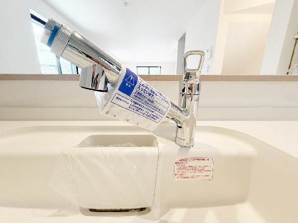 設備スタイリッシュな、浄水器一体型水栓です。水栓にシャワーホースと浄水器を内蔵し、カルキ臭など軽減。シャワーヘッドを引き出すことで、広いシンクのお手入れもラクラク。
